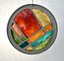 Load image into Gallery viewer, Vitrail à la dalle de verre - CERCLE à CHEVRON AMBRÉ